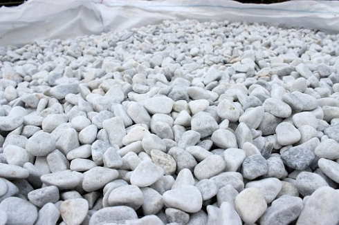 Kamenclub.ru: Мраморная крошка (щебень галтованный белый) фр.10-20 мм.  купить в Сургуте мрамор белый, молочный, айвори окатанный округлый декоративный ландшафтный щебень 17000 руб/т   фото КАМЕНЬ КЛУБ