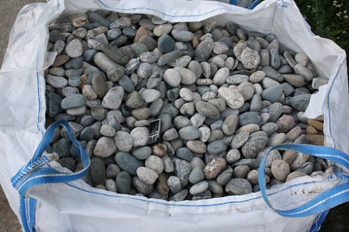 Kamenclub.ru: Галька речная окат (ассорти) фр. 50-100 мм. купить  в Сургуте галька природная округлая серая белая черная серая коричневая синяя галька речная окатанная округлая 6200 руб/т   фото КАМЕНЬ КЛУБ