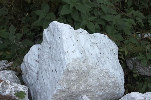 Kamenclub.ru: Мраморизированный известняк фр.500-1500 мм.  купить в Сургуте    10000 руб/т   фото КАМЕНЬ КЛУБ