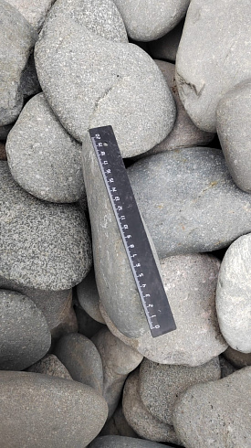 Kamenclub.ru: Галька речная плоская (темно-серая) фр. 70-150 мм. купить  в Сургуте галечник природный темно-серый серый синий речная плоская природная окатанная  9000 руб/т   фото КАМЕНЬ КЛУБ