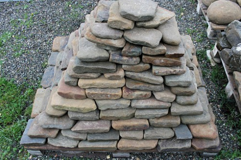 Kamenclub.ru: Песчаник галтованный для облицовки (фр. 2-5 см)  купить в Сургуте песчник рыжий желтый серый песчаник окатанный речной 6 000 руб/т   фото КАМЕНЬ КЛУБ