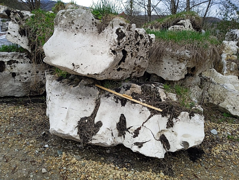 Kamenclub.ru: Выветренный известняк (степной) фр. 500-1500 мм.  купить в Сургуте    10000 руб/т   фото КАМЕНЬ КЛУБ