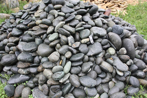 Kamenclub.ru: Темно-серый валунчик фр.100-300 мм.  купить в Сургуте крупный природный камень серый, темно-серый, светло-серый речная галька большого размера окатанная 4500 руб/т   фото КАМЕНЬ КЛУБ