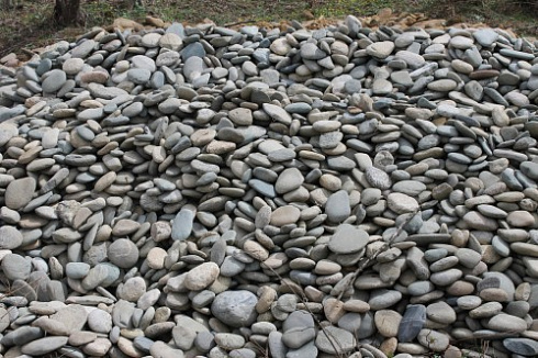 Kamenclub.ru: Галька речная плоская (ассорти) фр. 100-200-300 мм купить  в Сургуте галька галечник природный серый, белый темно-серый синий рыжий светло-серый природная галька плоская крупная 8000 руб/т   фото КАМЕНЬ КЛУБ