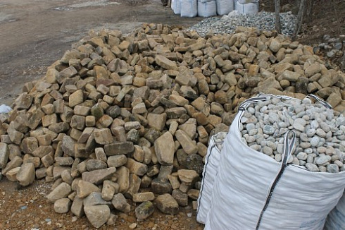 Kamenclub.ru: Песчаник для строительства и кладки блочный (фр 100-200 мм)  купить в Сургуте песчаник бежевый серый рыжий валун мелкий для строительства песчаник 6500 руб/т   фото КАМЕНЬ КЛУБ