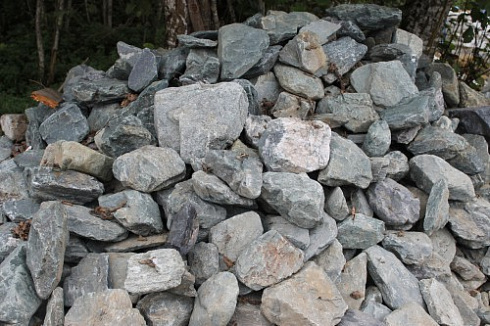 Kamenclub.ru: Гранит скальник (серо-зеленый) фр. 100-500 мм.  купить в Сургуте гранит зеленый, серый, салатовый крупный ландшафтный валун 6 000 руб/т   фото КАМЕНЬ КЛУБ