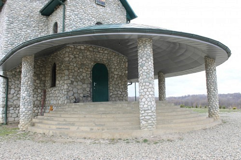 Kamenclub.ru: Галька речная плоская (бело-серая) фр. 100-200-300 мм. купить  в Сургуте галька речная плоская серый, белый, бело-серый, серо-белый речная галька плоская  9000 руб/т   фото КАМЕНЬ КЛУБ