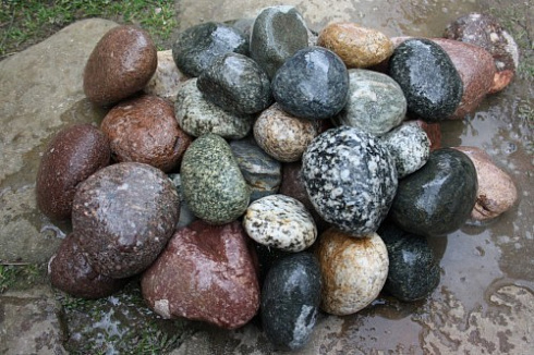 Kamenclub.ru: Галька окат (цветная картошка) фр. 50-100 мм. купить  в Сургуте галька природная окатанная серый белый цветной синий темно-серый коричневый округлый галечник окатанный 6800 руб/т   фото КАМЕНЬ КЛУБ