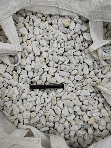 Kamenclub.ru: Мраморная крошка (щебень галтованный белый) фр.40-70 мм.  купить в Сургуте мрамор белый молочный айвори окатанный округлый природный камень 17000 руб/т   фото КАМЕНЬ КЛУБ