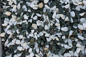 Kamenclub.ru: Мраморная крошка (щебень крошка микс: белый-зеленый) фр. 10-20 мм.  купить в Сургуте мрамор белый, зеленый каменная ландшафтная декоративная крошка щебня 9500 руб/т   фото КАМЕНЬ КЛУБ