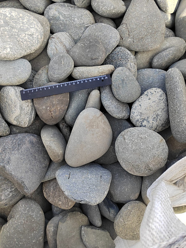 Kamenclub.ru: Галька речная плоская (серо-белая) фр. 70-120 мм. купить  в Сургуте галька галечник речной серый, белый окатанная плоская  природная галька 9000 руб/т   фото КАМЕНЬ КЛУБ