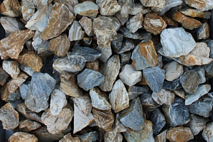 Kamenclub.ru: Мраморная крошка (щебень крошка медовый) фр. 20-40 мм.  купить в Сургуте мрамор бежевый рыжий желтый ландшафтная мраморная крошка 12000 руб/т   фото КАМЕНЬ КЛУБ