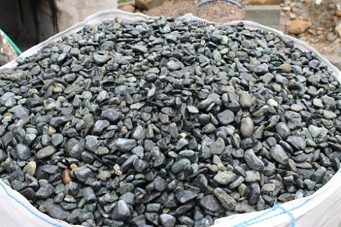 Kamenclub.ru: Щебень галтованный зеленый (змеевик) фр. 20-40 мм.  купить в Сургуте мрамор зеленый, салатовый оголтованный щебень мраморный 12500 руб/т   фото КАМЕНЬ КЛУБ