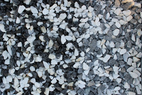 Kamenclub.ru: Мраморная крошка (щебень крошка микс : черный-белый) фр. 10-20 мм.  купить в Сургуте мрамор белый, черный каменная декоративная крошка ландшафтная 12000 руб/т   фото КАМЕНЬ КЛУБ
