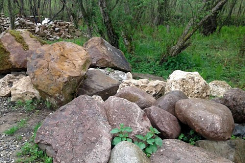 Kamenclub.ru: Конгломераты фр. 300-1000 мм.  купить в Сургуте кварц мрамор диабаз коричневый, серый зеленоватый речной валун крупный 6500 руб/т   фото КАМЕНЬ КЛУБ