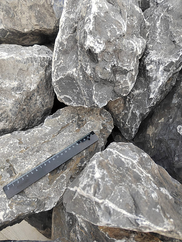 Kamenclub.ru: Черный мрамор скальник фр. 100-500 мм.  купить в Сургуте мрамор черный белый серый крупный колотый валун ландшафтный 8500 руб/т   фото КАМЕНЬ КЛУБ