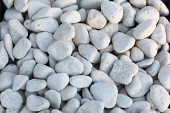 Kamenclub.ru: Щебень галтованный белый (мрамор) фр.5-10 мм.  купить в Сургуте мрамор белый, айвори, молочный каменная мраморная декоративная ландшафтная крошка 17000 руб/т   фото КАМЕНЬ КЛУБ