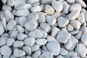 Kamenclub.ru: Щебень галтованный белый (мрамор) фр.5-10 мм.  купить в Сургуте мрамор белый, айвори, молочный каменная мраморная декоративная ландшафтная крошка 17000 руб/т   фото КАМЕНЬ КЛУБ