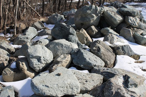 Kamenclub.ru: Гранит скальник (серо-зеленый) фр. 500-1500 мм.  купить в Сургуте гранит мрамор  серый зеленый темно-серый глыба скальная колотая ландшафтная 7 500 руб/т   фото КАМЕНЬ КЛУБ