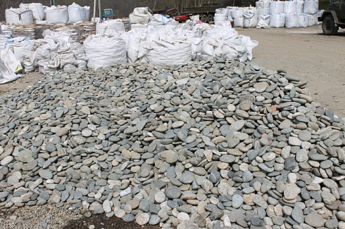 Kamenclub.ru: Галька речная плоская (серо-белая) фр. 70-120 мм. купить  в Сургуте галька галечник речной серый, белый окатанная плоская  природная галька 9000 руб/т   фото КАМЕНЬ КЛУБ