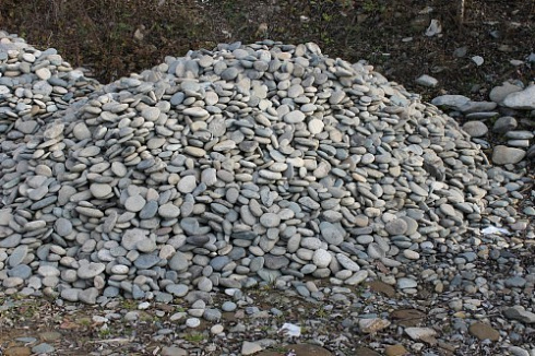 Kamenclub.ru: Галька речная плоская (ассорти) фр. 70-150 мм. купить  в Сургуте галька галечник серый белый темно-серый синий светло-серый плоская природная галька  9000 руб/т   фото КАМЕНЬ КЛУБ