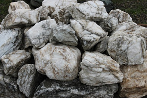 Kamenclub.ru: Мраморизированный известняк фр. 100-500 мм.  купить в Сургуте известняк серый белый темно-серый сероватый валун природного образования окатанный 10500 руб/т   фото КАМЕНЬ КЛУБ