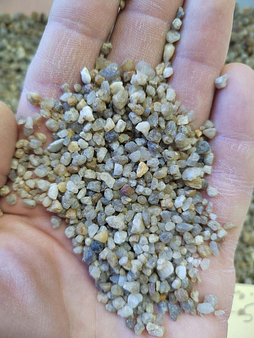 Кварцевый песок для площадок фр. 2-5 мм.  купить в Сургуте фото Камень Клуб