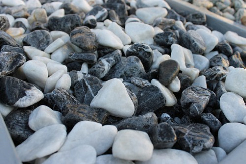 Kamenclub.ru: Мраморная крошка (щебень галтованный микс:: белый-черный) фр.20-40 мм  купить в Сургуте мрамор белый, черный мраморный галтованный щебень 15500 руб/т   фото КАМЕНЬ КЛУБ