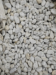 Kamenclub.ru: Мраморная крошка (щебень галтованный белый) фр.40-70 мм.  купить в Сургуте мрамор белый молочный айвори окатанный округлый природный камень 17000 руб/т   фото КАМЕНЬ КЛУБ