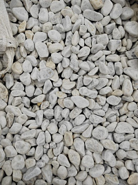 Kamenclub.ru: Мраморная крошка (щебень галтованный белый) фр.40-70 мм.  купить в Сургуте мрамор белый молочный айвори окатанный округлый природный камень 17000 руб/т   фото КАМЕНЬ КЛУБ