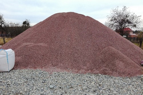 Kamenclub.ru: Мраморная крошка (щебень крошка розовый) фр. 5-10 мм.  купить в Сургуте мрамор розовый, красный щебень колотый ландшафтный декоративный  11000 руб/т   фото КАМЕНЬ КЛУБ