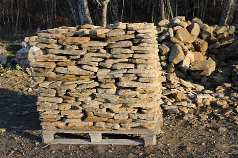 Kamenclub.ru: Песчаник колотый для облицовки (фр. 2-3 см)  купить в Сургуте песчаник бежевый серый рыжий песчаник строительный 5000 руб/т   фото КАМЕНЬ КЛУБ