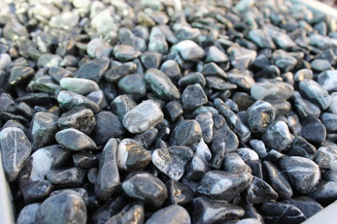 Kamenclub.ru: Щебень галтованный черный (мрамор) фр.10-20 мм.  купить в Сургуте мрамор черный с белыми прожилками, черный, белый окатанный округлый ландшафтный декоративный щебень 15000 руб/т   фото КАМЕНЬ КЛУБ