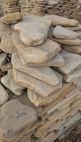 Kamenclub.ru: Песчаник пластушка галтованный желтый с рисунком (3 см)  купить в Сургуте плитняк - пластушка желтый песчаник 21000 руб/м3   фото КАМЕНЬ КЛУБ