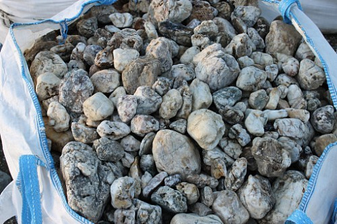 Kamenclub.ru: Кварцевый валунчик фр.100-300 мм.  купить в Сургуте кварц белый, бежевый молочный рыжий крупный природный камень галечник 7850 руб/т   фото КАМЕНЬ КЛУБ