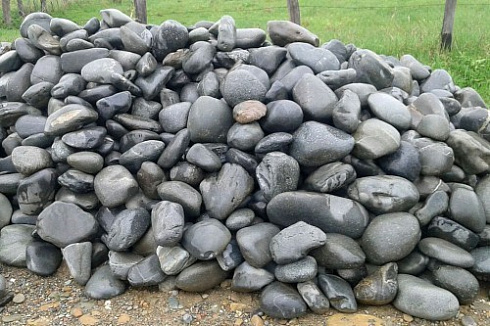 Kamenclub.ru: Темно-серый валунчик фр.100-300 мм.  купить в Сургуте крупный природный камень серый, темно-серый, светло-серый речная галька большого размера окатанная 4500 руб/т   фото КАМЕНЬ КЛУБ