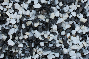 Kamenclub.ru: Мраморная крошка (щебень крошка микс : черный-белый) фр. 10-20 мм.  купить в Сургуте мрамор белый, черный каменная декоративная крошка ландшафтная 12000 руб/т   фото КАМЕНЬ КЛУБ