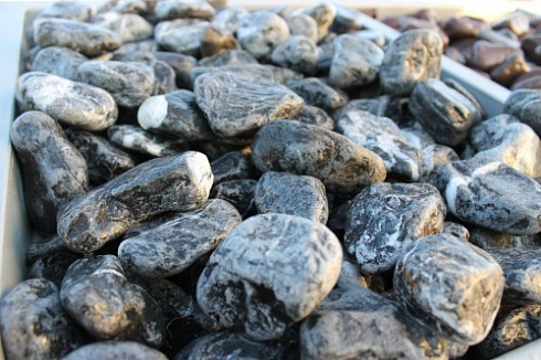 Kamenclub.ru: Щебень галтованный черный (мрамор) фр. 50-100 мм.  купить в Сургуте мрамор черный с белыми прожилками щебень ландшафтный мраморный 15000 руб/т   фото КАМЕНЬ КЛУБ