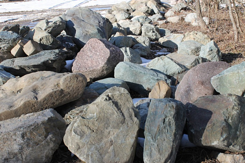 Kamenclub.ru: Гранит скальник (серо-зеленый) фр. 500-1500 мм.  купить в Сургуте гранит мрамор  серый зеленый темно-серый глыба скальная колотая ландшафтная 7 500 руб/т   фото КАМЕНЬ КЛУБ