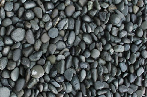 Kamenclub.ru: Галька речная окат (темно-серая) фр. 70-150 мм. купить  в Сургуте галька речная темно-серая, синяя, серая речная галька округлая  8000 руб/т   фото КАМЕНЬ КЛУБ