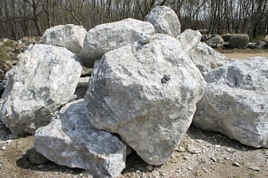 Kamenclub.ru: Мраморизированный известняк фр.500-1500 мм.  купить в Сургуте    10000 руб/т   фото КАМЕНЬ КЛУБ