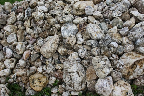 Kamenclub.ru: Кварцевый валунчик фр.100-300 мм.  купить в Сургуте кварц белый, бежевый молочный рыжий крупный природный камень галечник 7850 руб/т   фото КАМЕНЬ КЛУБ