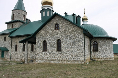 Kamenclub.ru: Галька речная плоская (бело-серая) фр. 100-200-300 мм. купить  в Сургуте галька речная плоская серый, белый, бело-серый, серо-белый речная галька плоская  9000 руб/т   фото КАМЕНЬ КЛУБ