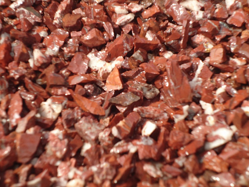 Kamenclub.ru: Щебень крошка красный (ЯШМА) фр. 20-40 мм.  купить в Сургуте яшма красный, бордовый декоративный ландшафтный щебень 9000 руб/т   фото КАМЕНЬ КЛУБ