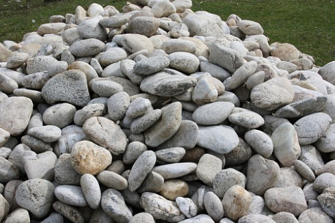 Kamenclub.ru: Бело-серый валунчик фр.100-300 мм.  купить в Сургуте крупный камень для ландшафта серый, белый бело-серый валун крупная галька 4500 руб/т   фото КАМЕНЬ КЛУБ