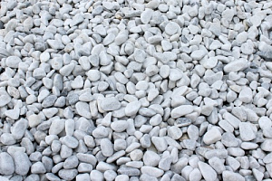 Kamenclub.ru: Мраморная крошка (щебень галтованный белый) фр.10-20 мм.  купить в Сургуте мрамор белый, молочный, айвори окатанный округлый декоративный ландшафтный щебень 17000 руб/т   фото КАМЕНЬ КЛУБ