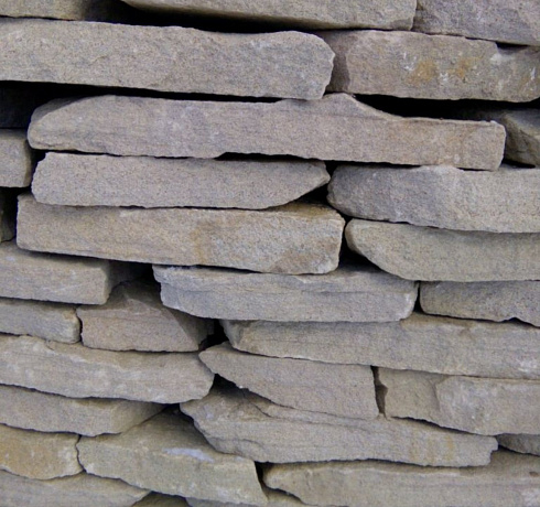 Kamenclub.ru: Песчаник пластушка светло-серый (3,0 см)  купить в Сургуте песчаник светло-серый, серый песчаник рваный ландшафтный колотый 13800 руб/м3   фото КАМЕНЬ КЛУБ