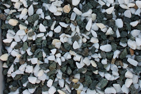 Kamenclub.ru: Мраморная крошка (щебень крошка микс: белый-зеленый-розовый) фр. 10-20 мм.  купить в Сургуте мрамор белый, зеленый, розовый декоративный ландшафтный колотый щебень 12000 руб/т   фото КАМЕНЬ КЛУБ