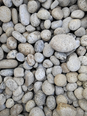 Kamenclub.ru: Галька речная окат (серо-белая) фр. 70-120 мм купить  в Сургуте галька галечник бело-серая, серо-белая, серая, белая речная природная галька  8000 руб/т   фото КАМЕНЬ КЛУБ