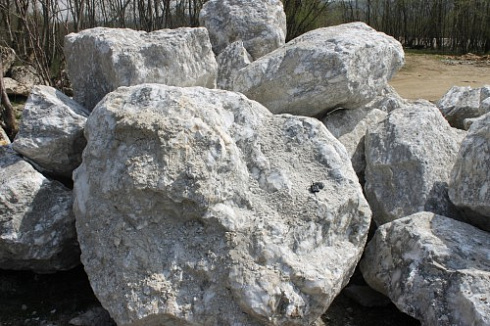 Kamenclub.ru: Мраморизированный известняк фр.500-1500 мм.  купить в Сургуте    10000 руб/т   фото КАМЕНЬ КЛУБ